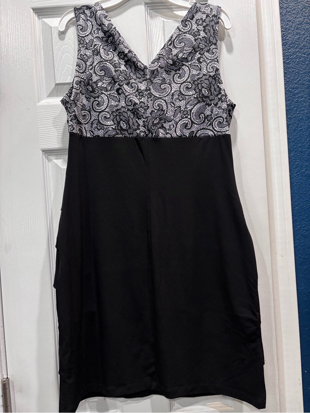 Sweet Storm Black and Silver Patterned V-Neck Midi Dress - Picture 5 of 6